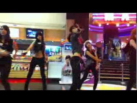 Bratz - Roadshow SCOTT Pure 4minute cover contest  หน้าโรงหนังง