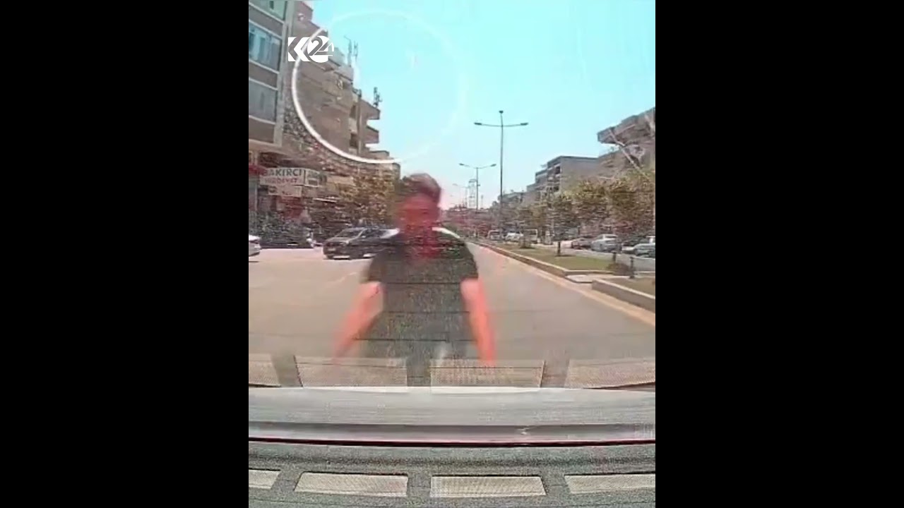 ڤیدیۆ | ھەڵەی کامیان بوو؟ ماتۆڕێک بە خێراییەکی زۆر خۆی بە ئۆتۆمبێلێکدا دەکێشت