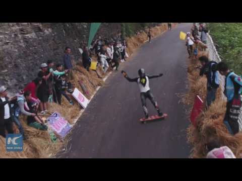 Going downhill at speed of 130km/h! Watch race of professional longboarders in China