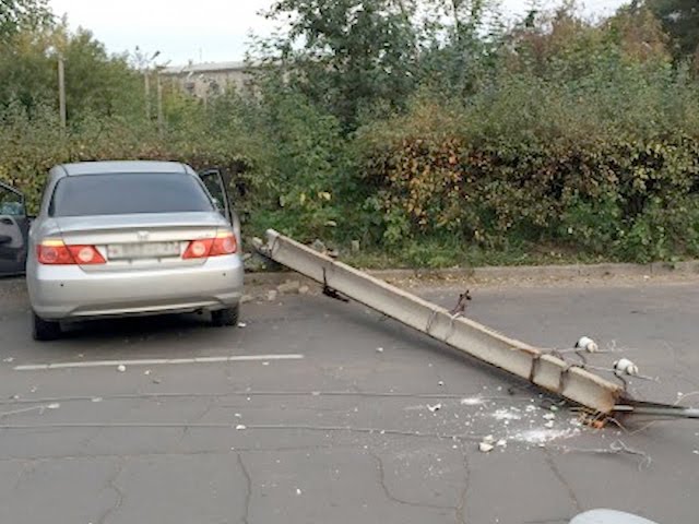 Автомобилисты таранят дома и столбы