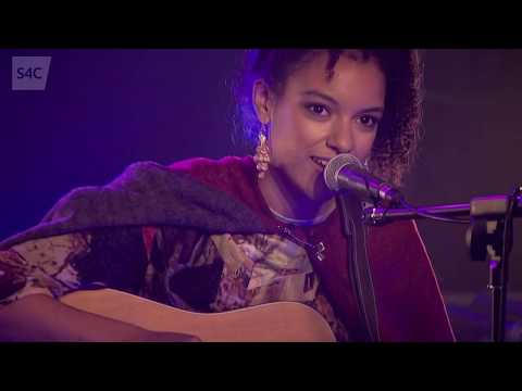 Kizzy Crawford - Y Ddrudwy | Lleisiau Eraill