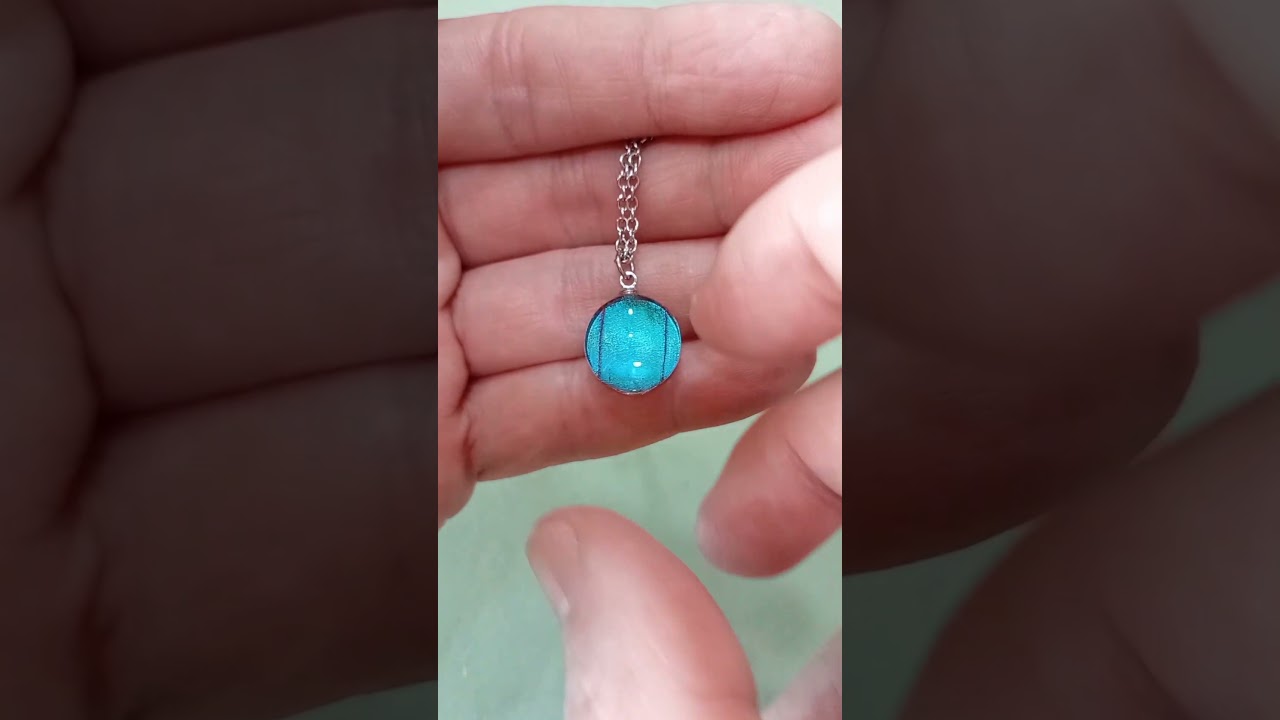 Pendente da 14mm con vera ala di Morpho deidamia sotto lente in vetro con luminoso splendore blu marmorizzato