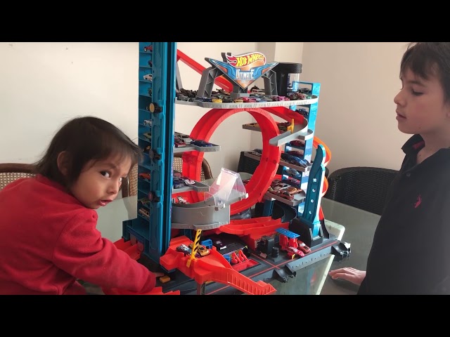 Vídeo relacionado con Hot Wheels Ultimate Garage, Garaje y Pista para Coches de Juguete (Mattel GJL14)