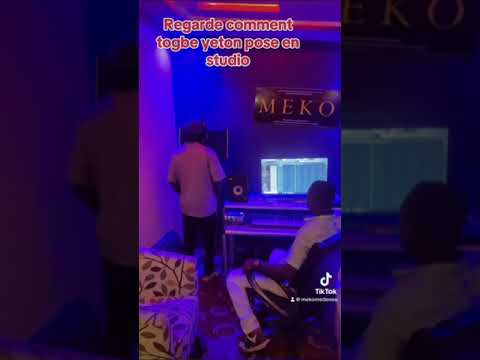 Regarde comment togbe yeton pose en studio