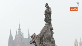 Passeggiata sotto la neve per Mattarella sul Ponte Carlo di Praga