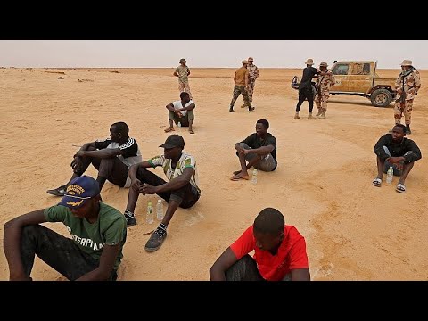 Des migrants africains errent dans le désert entre la Tunisie et la Libye