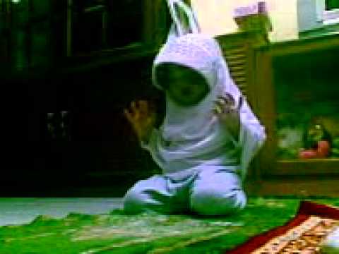 Rayya.pray to Allah.3gp