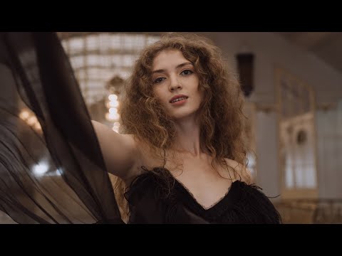 Videoclip de Like Moon Behind A Cloud — Michael Franks