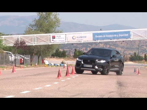 Jaguar F-PACE 2016. Maniobra de esquiva (moose test) y eslalon | km77.com