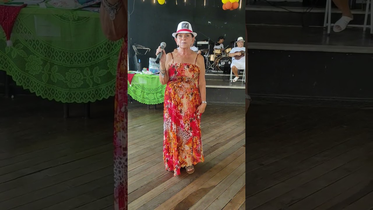 Eva Santana e seresteiros no Humaitá Atlético Clube, integrada no Encontro dos Músicos de SG/RJ