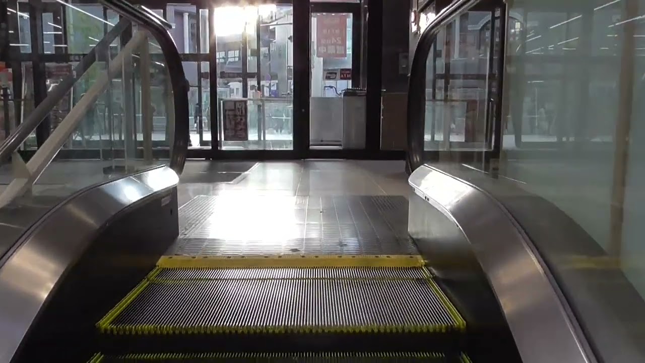 マックスバリューエクスプレス博多祇園店のエスカレーター（B1～1F）日立製