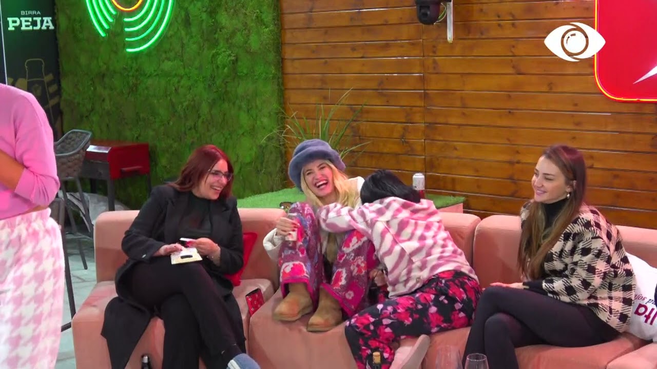 Nesër të gjitha në palestër/Vajzat thurin një rreng për Kristin