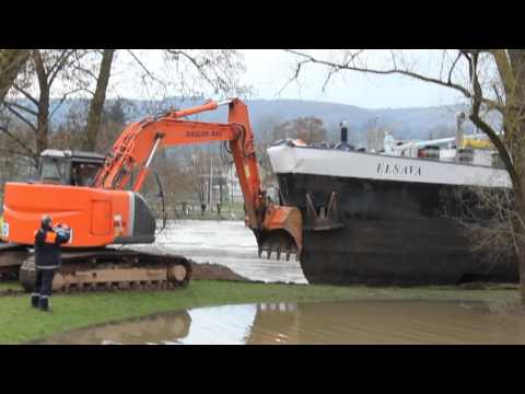 Bergung eines havarierten Schiffes auf dem Main