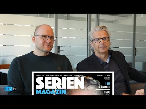 Lutz Carstens und Philipp Schulze blättern durch ihr "Serien Magazin"