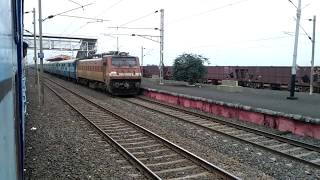 preview picture of video 'WAP-4/12628/New Delhi - KSR Bangalore Karnataka Express aggressively speeds through Chanera'