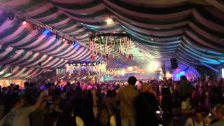 Ein Prosit der Gemütlichkeit auf der Oktoberfest Wien