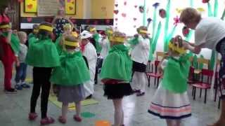 "Biedronki" z Przedszkola w Malechowie tańczą do piosenki "Była sobie żabka mała" na Dniu Mamy