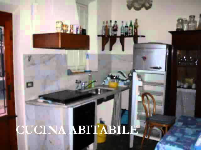 VILLA  LIBERTY IN BIFAMILIARE CON GIARDINO 200 METRI DAL MARE