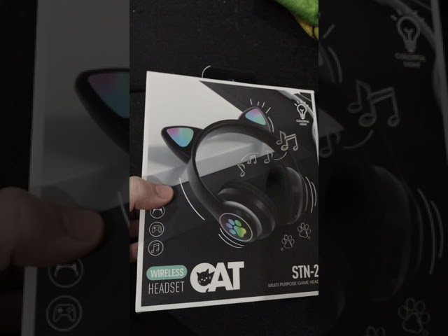 Vídeo relacionado con QOTSTEOS Auriculares inalámbricos para juegos, Bluetooth 5.0, plegables, inalámbricos, para juegos, niños, adultos, orejas de gato, con luz LED (gris y rosa)