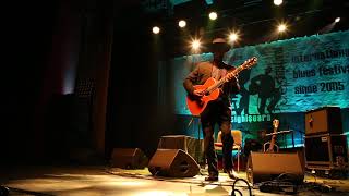 Eric Bibb - I Want Jesus To Walk With Me  - Sighisoara Blues Festival 2018 - IMG 6059