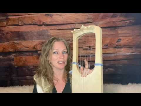 Using a pick on the lyre
