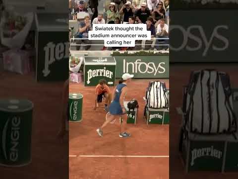 Another CLASSIC Iga Swiatek moment from Roland-Garros 🤣 #shorts #rolandgarros #igaswiatek