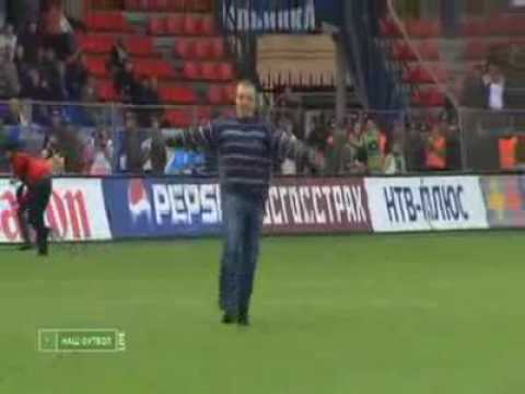 Torcedor invade campo e bate pênalti no lugar de jogador brasileiro