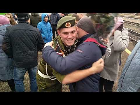 Долгожданный приезд домой дембеля,встреча с друзьями и с родителями у родного дома.ДМБ 2019.
