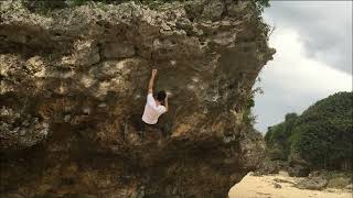 Video thumbnail of ストレートノーチェイサー, 二段 (7c). 具志頭 (Gushikami)