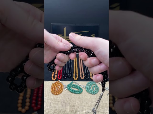 سبحة مسكي سوداء بحبات دائرية وشرابة كلاسيكية