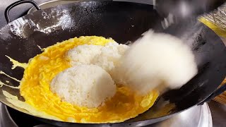 - お腹がいっぱいになっても食べ続けてしまうあんかけチャーハン。 Fried rice with sauce on top
