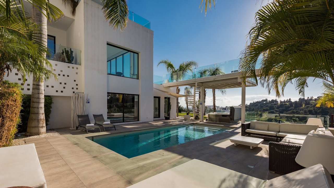 Open-plan contemporary villa with postcard-perfect views for sale in La Alqueria, Benahavis