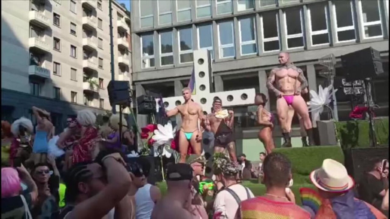 Elodie sul carro del Milano Pride con il ventaglio arcobaleno