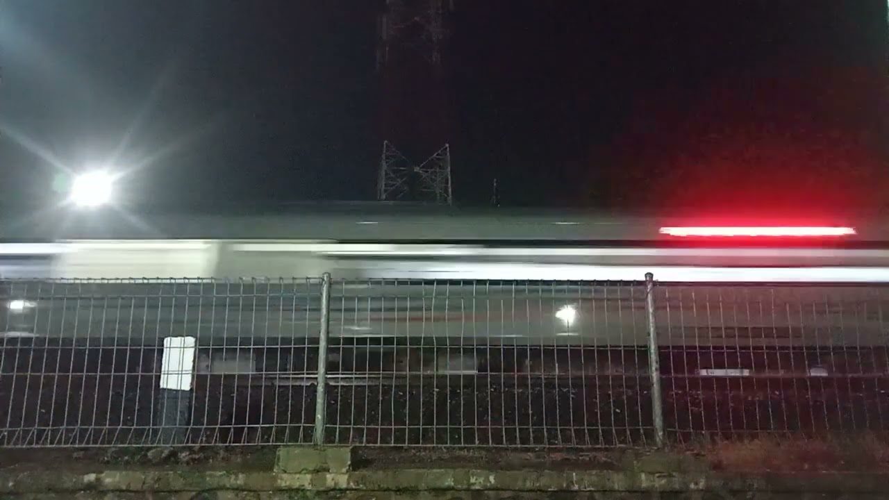 Ngebut tanpa ampun!!!... KA argo sindoro melesat kencang ketika akan melintas langsung dari st PML