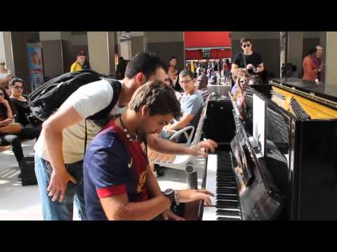 Spontaneous Piano Duet performed by 2 strangers.. (Where music can melt 2 complete strangers)