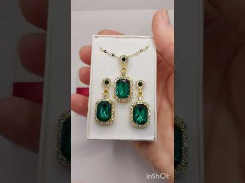 Подарок девушке набор "Яркие изумруды в оправе под золото" серьги колье бижутерный сплав и цирконы в коробочке - фото 1 - id-p2394798781