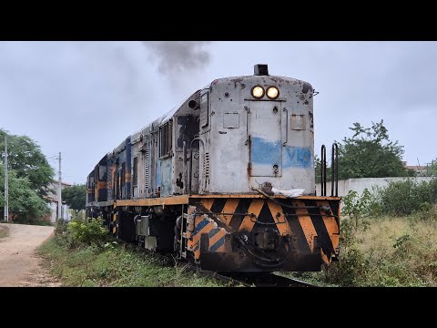 Trem vazio com quadra de locomotivas U13B subindo rampa em Santaluz-BA