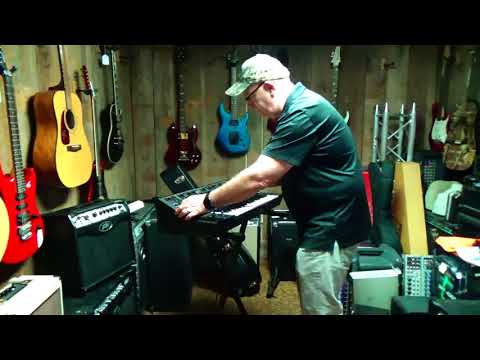 Demo Yamaha CS-15 old School Synthesizer