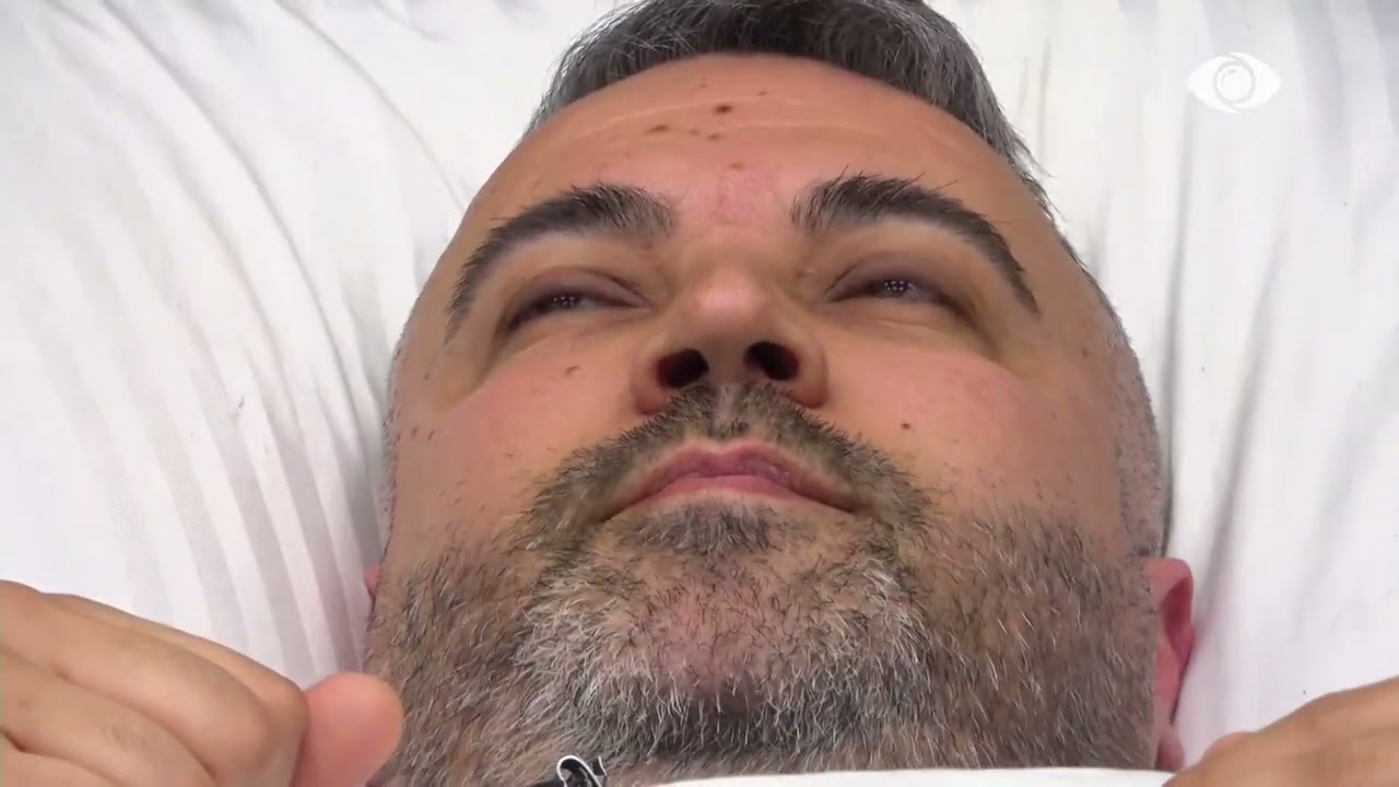 Miri dëgjon Rogertin teksa flet në Dhomën e Reflektimit