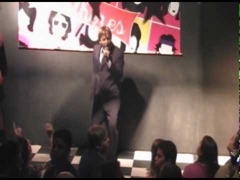 Alex Gill, ex-Polegar, faz um medley ao vivo na Trash 80's