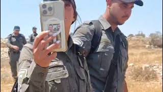 צפו: שוטר ללא תג מנסה לחטוף טלפון (חדשות הקול היהודי) - התמונה מוצגת ישירות מתוך אתר האינטרנט יוטיוב. זכויות היוצרים בתמונה שייכות ליוצרה. קישור קרדיט למקור התוכן נמצא בתוך דף הסרטון צפו: שוטר ללא תג מנסה לחטוף טלפון (חדשות הקול היהודי) - התמונה מוצגת ישירות מתוך אתר האינטרנט יוטיוב. זכויות היוצרים בתמונה שייכות ליוצרה. קישור קרדיט למקור התוכן נמצא בתוך דף הסרטון