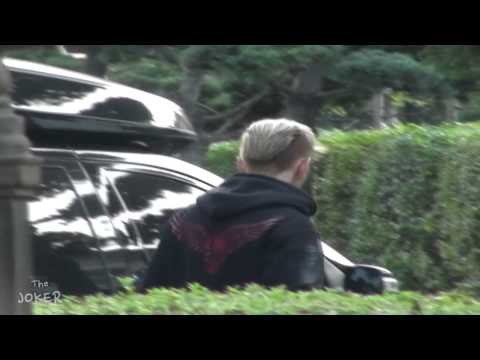 111030 Jun Hyung waving fans outside Inkigayo