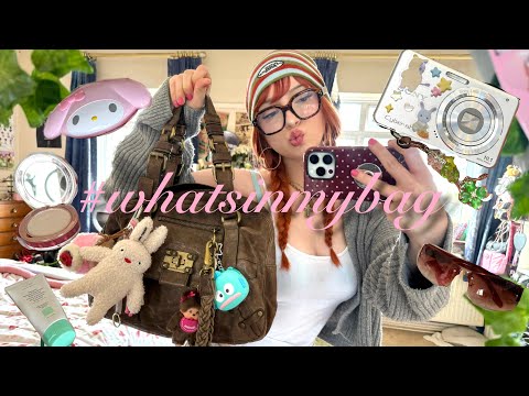# what’s in my bag 👜🎀