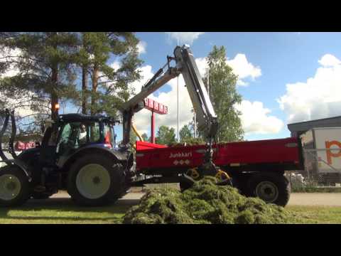 Collecting lawn waste with gravel buckets