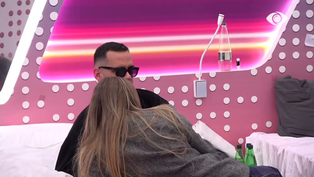 Jam me fat që të kam këtu/ Juela flet me Stenaldon: Luftën e kam me…