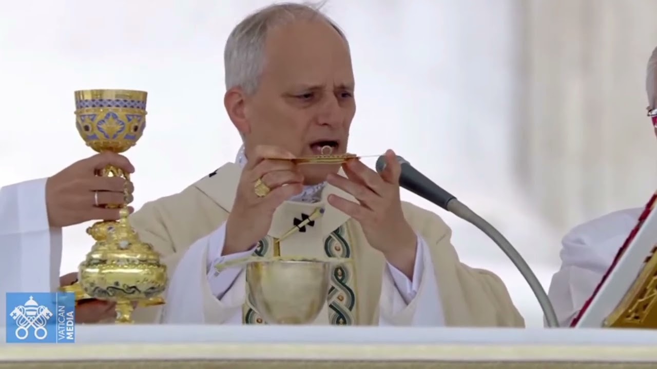 Papa Leão XIV cantando na Missa de início de Pontificado