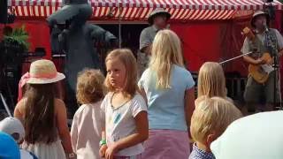 Mya and Néa dancing with Arne Alligator & Djungeltrumman Rumpa humppa