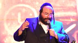 אומן הציור בחול אהרן זאב ברנשטיין במופע אומנותי של השיר "המתנה בתור" עם הזמר ארלה וינטרוב