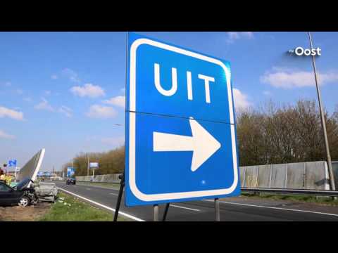 Auto ramt vangrail van snelweg A28 in Zwolle, twee mensen naar het ziekenhuis