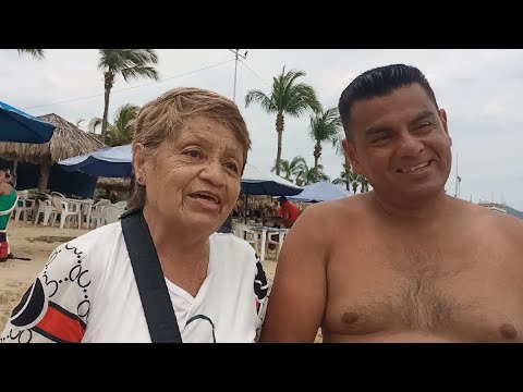 AQUÍ EN LA PLAYA CARABALÍ SALUDÉ A LA SRA. MARIA ELENA Y LE CANTÉ UNAS MINI MAÑANITAS POR SU CUMPLE.